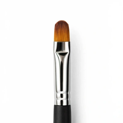 Tongue-shaped, flat concealer brush